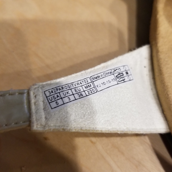 Vionic - Pearl White - Velcro - Sandals SZ 5 - Picture 2 of 4